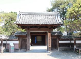 旧臼杵藩主稲葉家下屋敷（国登録有形文化財）には、古くから残るお雛様を展示しています。
