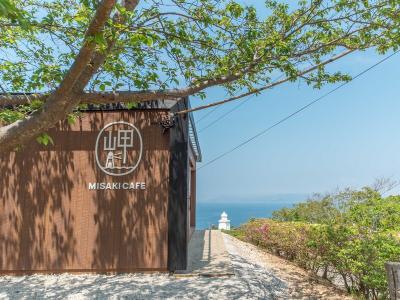 一番人気のフォトスポット「伊王島灯台」にはオシャレな岬カフェも