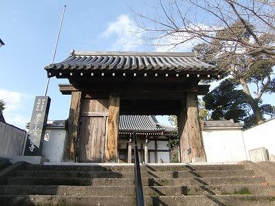 直方エリア：桃山時代に創建された西徳寺は、直方藩の准菩提寺として手厚く保護された。山門は直方市指定文化財
