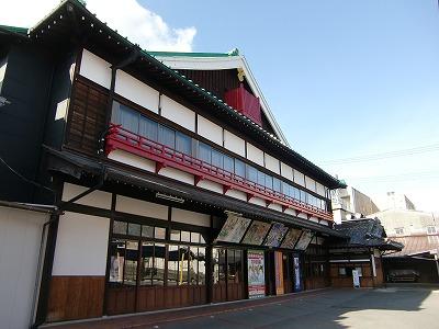 饭塚地区：江户歌舞伎小屋样式的嘉穗剧场