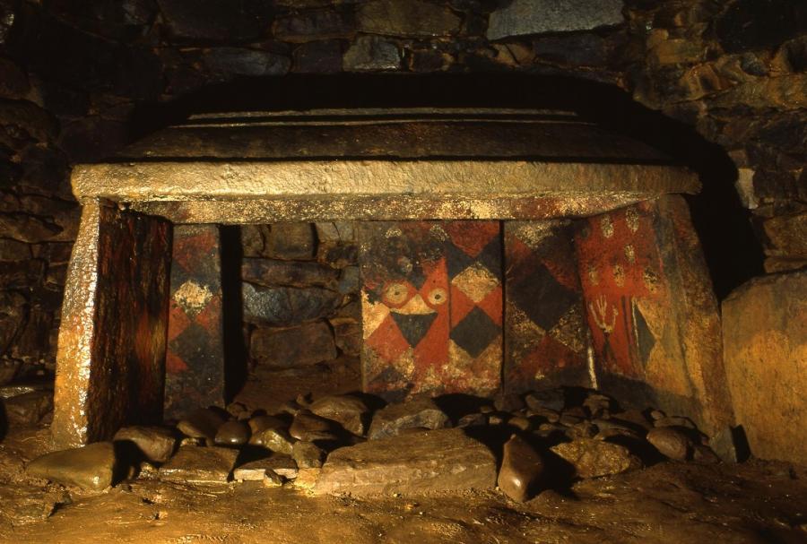 チブサン古墳の石屋形の正面奥壁の画像