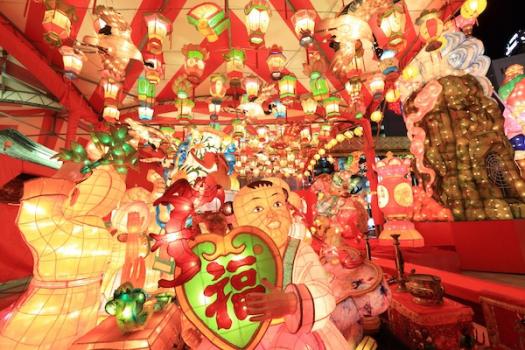 極彩色の灯りに包まれる長崎ランタンフェスティバル