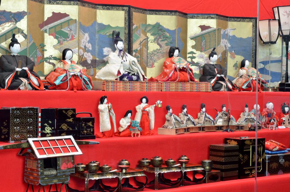 鍋島家の雛飾りが並ぶ、徴古館の大雛壇