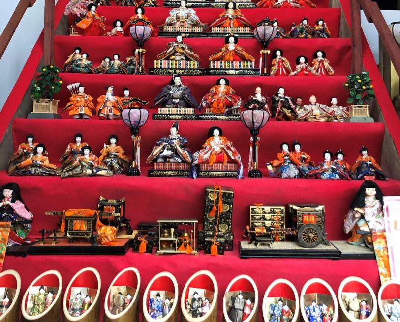 旧小早川　歴史ある蔵の大階段を利用した雛飾り